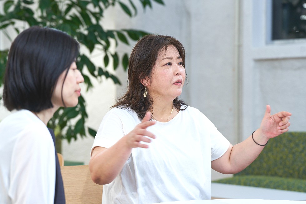 リクルート ワークプレイス統括室の羽根田 久子(左)と太田 雅子(右)