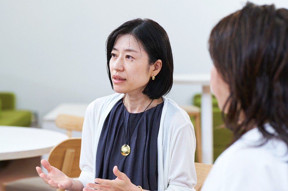 リクルート ワークプレイス統括室の羽根田 久子(左)と太田 雅子(右)