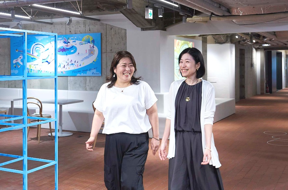 リクルート ワークプレイス統括室の太田 雅子(左)と羽根田 久子(右)